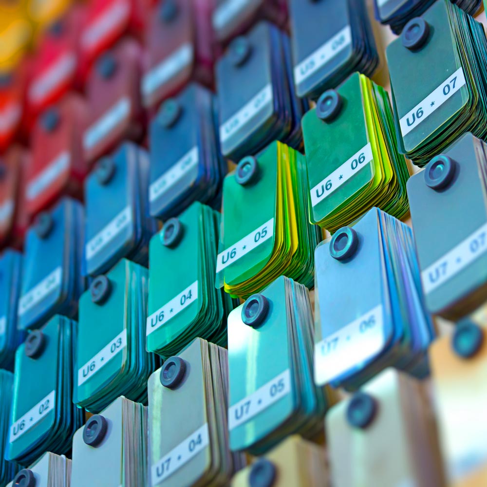 Audi QS7 nach dem Fahrzeugtuning mit matt blauer Individuallackierung und abgetönten Scheiben von der Beifahrerseite