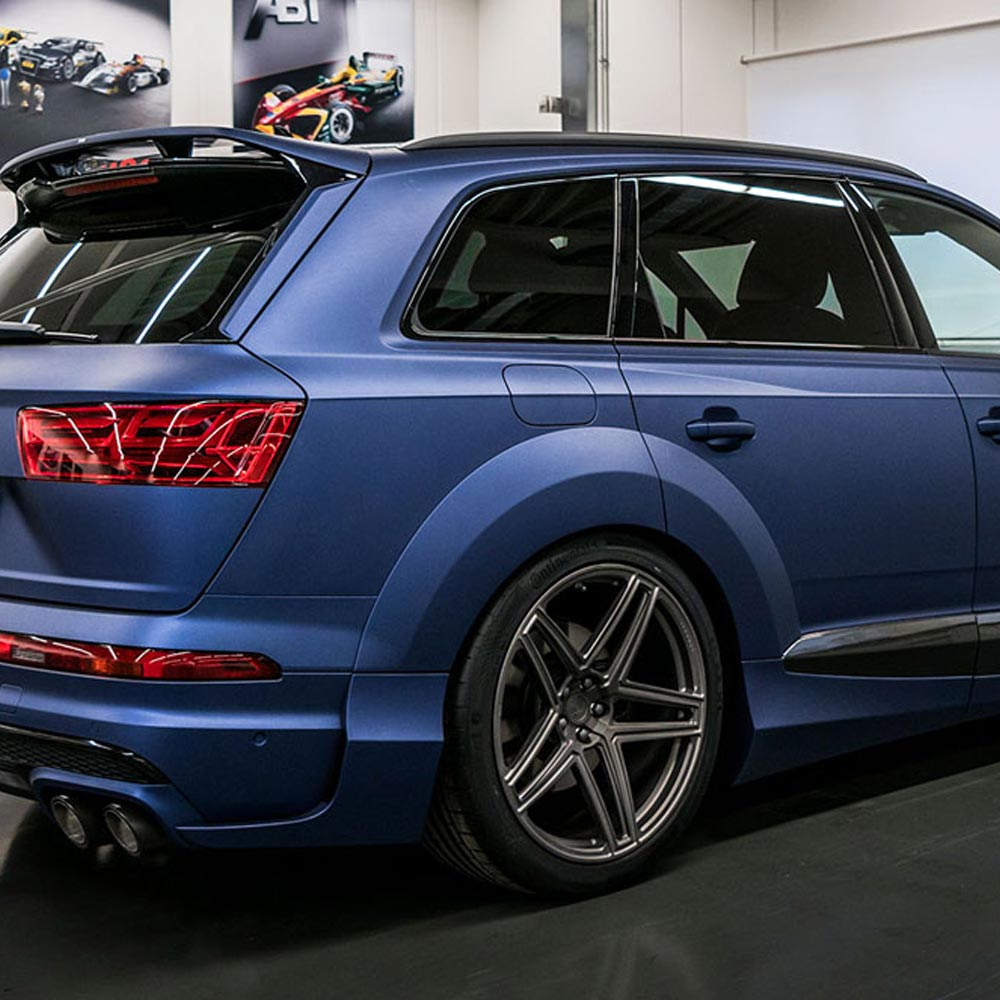 Audi QS7 nach dem Fahrzeugtuning mit matt blauer Individuallackierung und abgetönten Scheiben von der Beifahrerseite